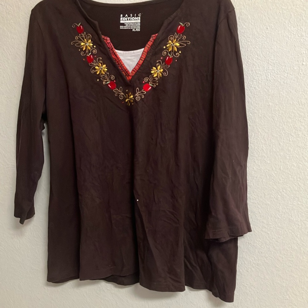 FINAL MARKDOWN Basic editions embroidered tee extra large